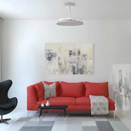 Deckenventilator mit ausfahrbaren Flügeln über Wohnzimmer mit Kamin
